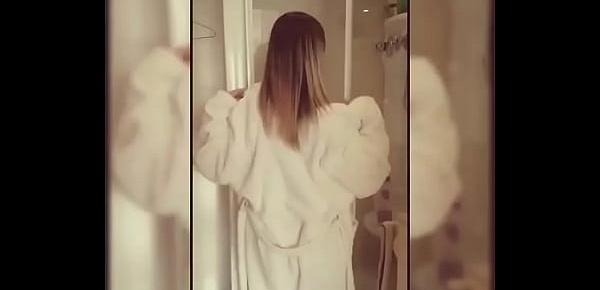  Nuria GH desnuda en la ducha - famosateca.es